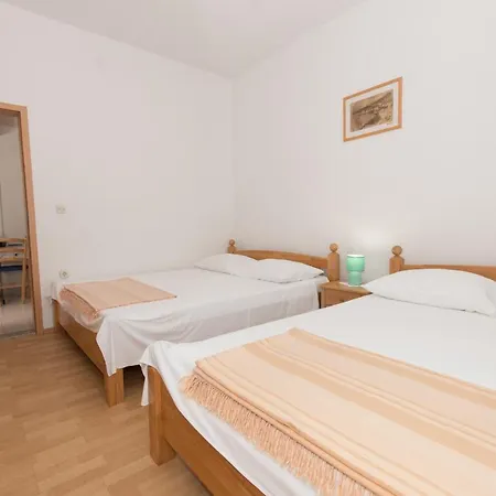 Central Beach - Exceptional Location Apartment *
