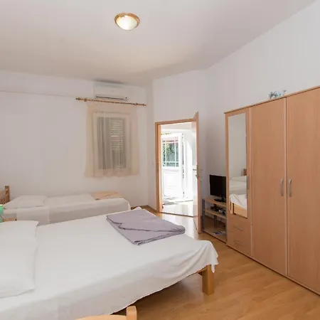 Central Beach - Exceptional Location Apartment